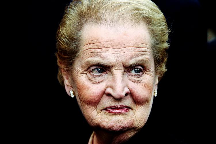 Diplomaten.  Madeleine Albright blev født i Prag i 1937. I 1993 blev hun USA's  FN-ambassadør, og hun var fra 1997 til 2001 under præsident Bill Clinton USA's første kvindelige  udenrigsminister. Siden stiftede hun et rådgivnings-firma. 