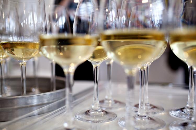 Citrus. Ugens bedste vin er en hvid af slagsen med duft af citrus og lidt græs. 