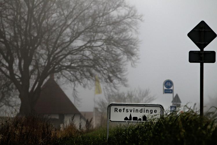 Overgreb. Her i Refsvindinge blev en 10-årig pige på vej hjem fra sin skolefritidsordning tvunget ind i en rød bil. 