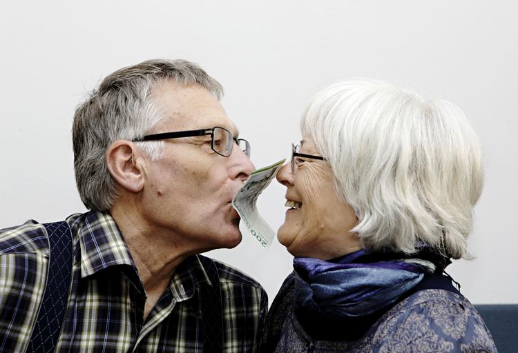 Tab/vind. Med nye regler for ligestilling på pensionsområdet kommer mænd i gennemsnit til at tabe på en livrente i forhold til i dag - mens kvinder får mere på grund af deres længere levetid. 