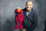 ANKLAGET. En af USAs mest populære børneskuespillere, Kevin Clash, er blevet anklaget for at have haft sex med en mindreårig. Han er manden, der styrer dukken Elmo i 'Sesame Street'. 