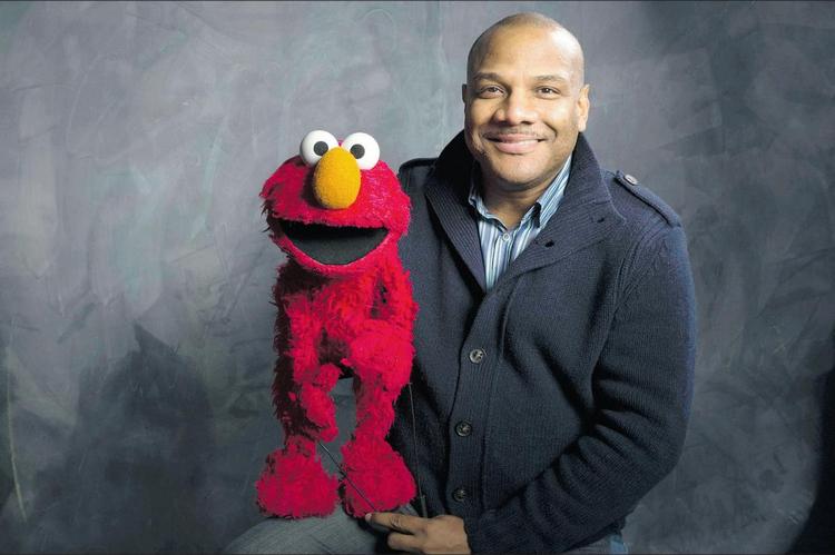 ANKLAGET. En af USAs mest populære børneskuespillere, Kevin Clash, er blevet anklaget for at have haft sex med en mindreårig. Han er manden, der styrer dukken Elmo i 'Sesame Street'. 