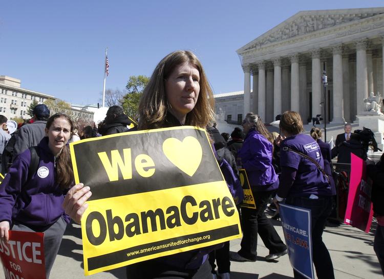 Splid. Den igangværende reform af det amerikanske sundhedsvæsen har skabt stor splid i USA. Her er det tilhængere af Obamacare, som demonstrerer i marts under højesterets afgørelse af, om reformen var forfatningsstridig. 