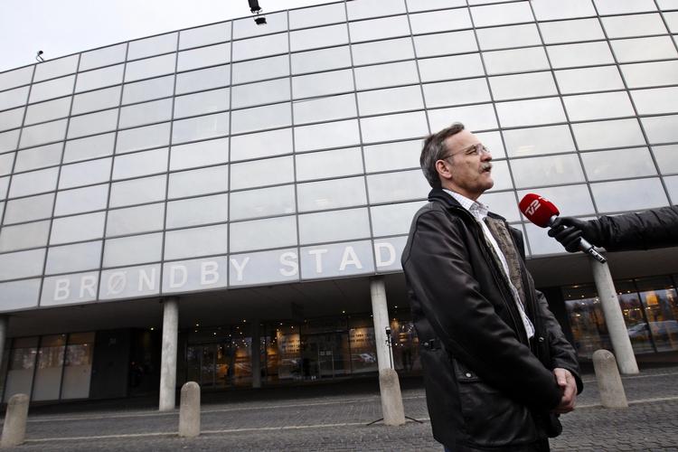KRISETID. Brøndby forventer et underskud på mellem 245 og 250 millioner kroner i 2012. Brøndbys bestyrelsesformand Sten Lerche ses her foran stadion. 