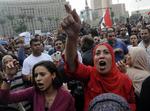 Vrede. Mange egyptere frygter, at Mohamed Morsi er ved at sætte sig tungt på landet på samme måde som Hosni Mubarak gjorde det før ham. 