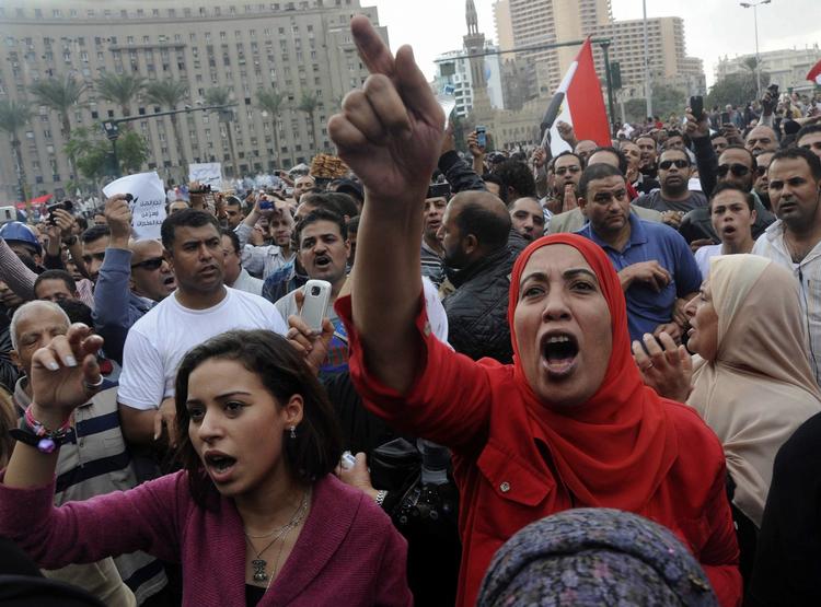 Vrede. Mange egyptere frygter, at Mohamed Morsi er ved at sætte sig tungt på landet på samme måde som Hosni Mubarak gjorde det før ham. 