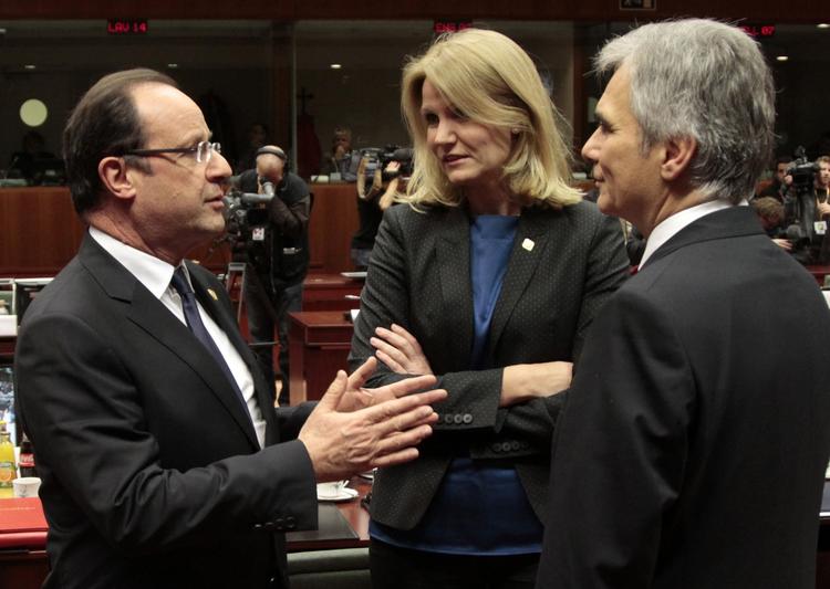 Helle Thorning-Schmidt insisterer på en milliardrabat til Danmark. Her taler hun med den franske præsident, Francois Hollande (til venstre), og Østrigs kansler, Werner Faymann. 