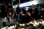 SORG. Venner og bekendte satte efter udåden blomster og lys op foran diskoteket, hvor Jonas Thomsen Sekaye blev slået ihjel. 