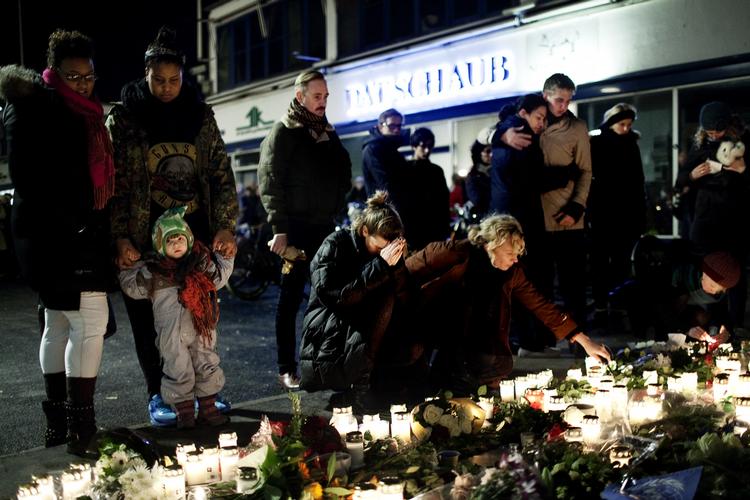 SORG. Venner og bekendte satte efter udåden blomster og lys op foran diskoteket, hvor Jonas Thomsen Sekaye blev slået ihjel. 