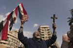 VREDE. Egypter løfter et kors og en Koran under protesterne mod præsident Mohamed Morsi i Kairo. 