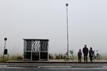 sammenhold.  Skolelærer  Anette Nielsen fra Refsvindinge Friskole venter på busstoppestedet med to børn, indtil bussen kommer. Efter overgrebene på to børn er alle meget  opmærksomme på, at børn i området ikke skal færdes alene. 