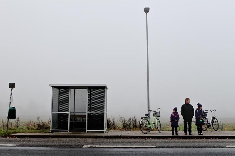 sammenhold.  Skolelærer  Anette Nielsen fra Refsvindinge Friskole venter på busstoppestedet med to børn, indtil bussen kommer. Efter overgrebene på to børn er alle meget  opmærksomme på, at børn i området ikke skal færdes alene. 