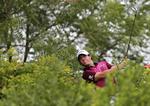 FØRENDE. Med kæresten Caroline Wozniacki som tilskuer ude på banen har Rory McIlroy spillet sig til en delt førsteplads i Dubai. 