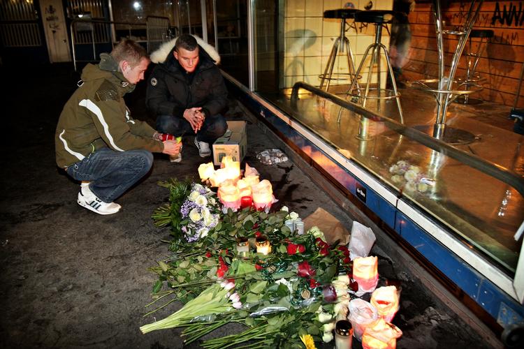 Minde. Der blev hurtigt lagt mange blomster evd diskotek Bakken efter drabet på 21-årige Jonas. 