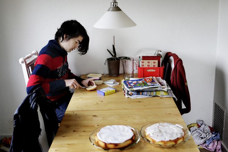 Delt. Sebastian Halkjær er en af de mange teenagere, der ifølge en stor videnskabelig undersøgelse dropper at bo lige meget hos begge forældre. Han bor nu fast hos sin mor. 