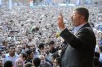 MAGTKAMP. Mange egyptere er gået på gaden for at protestere mod, at landets præsident Mohammed Morsi får mere magt. Her ses han på et officielt foto tale til sine tilhængere uden for præsidentpaladset i Kairo. 