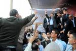 Hyldest. Præsident Mohammed Morsi vinker til sine tilhængerer i dag i Kairo. 