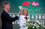 verdensmand. Friis Arne Petersen er som ambassadør vant til at færdes blandt toppolitikere. Her holder han tale i Beijing i forbindelse med statsminister Helle Thorning-Schmidts officielle besøg i Kina i september  i år. 