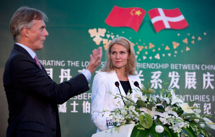 verdensmand. Friis Arne Petersen er som ambassadør vant til at færdes blandt toppolitikere. Her holder han tale i Beijing i forbindelse med statsminister Helle Thorning-Schmidts officielle besøg i Kina i september  i år. 
