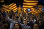 Valgmøde. Nej, det er ikke Barcelona-fans, der jubler over en sejr, men derimod tilhængere af tilhængere af den catalanske nationalistkoalition, som vifter med flag, der signalerer ønske om selvstændighed. 