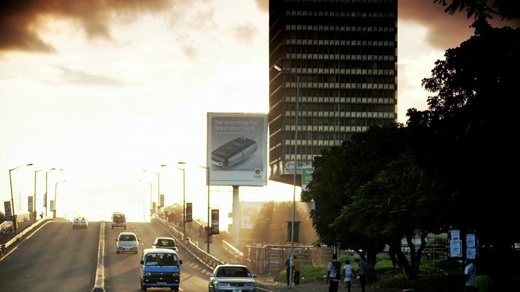 Detektiv. I filmen 'Tyveriet af Afrika' udforsker Christoffer  Guldbrandsen, hvordan firmaet  Glencore trækker penge ud Zambias kobberminer og gør livet lettere for en landsby i Schweiz. 