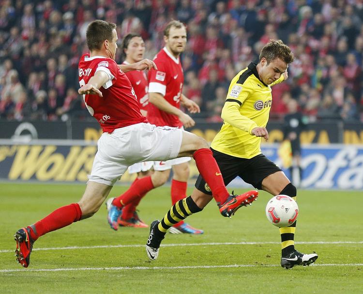 BESEJRET. Trods en føring tabte Mainz med Bo Svensson (i midten) til Dortmund. 