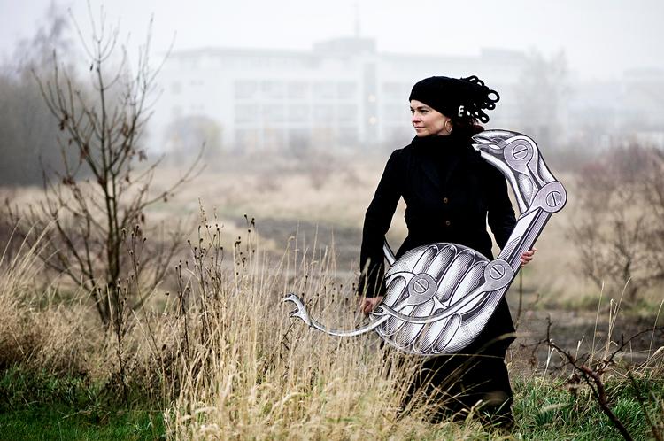 Væsen. Det er blevet en trend at strække papirbogen til dens yderste, og billedkunstner Helle Vibeke  Jensen bidrager til eksperimenterne med sin næsten ordløse 'BOG NR. 1'. 