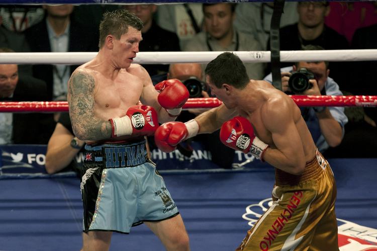 Færdig. Hatton (t.v.) hentede sin første store titel, da han vandt WBU-mesterskabet i letweltervægt i 2001. I aftes fik han tæsk af Vyatcheslav Senchenko. 