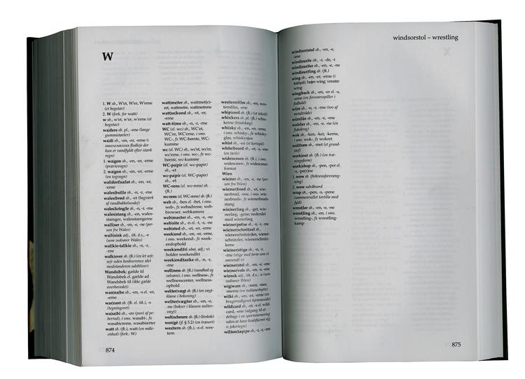 W. Retskrivningsordbogens W-kapitel giver et godt indtryk af ord, der er røget ud og kommet til. Ovenfor ses 4. og nyeste udgave.  Længere nede ses 3.-udgaven fra 2001. 