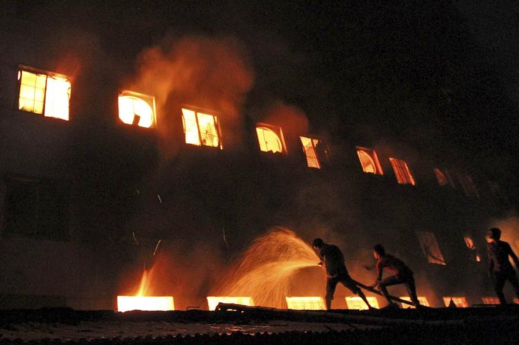 Katastrofalt. Fabriksarbejdere måtte kaste sig ud af vinduerne for at undslippe flammer, men over 100 nåede ikke ud i tide. 