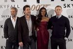 Superstjerner. Sam Mendes (til venstre) har stået bag kameraet på årets James Bond, der har Daniel Craig (til højre) i hovedrollen. Javier Bardem og Naomie Harris (de to i midten) er også på rollelisten. 