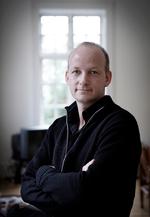 Inspiration. De to seerhit 'Nikolaj og Julie' og  'Forbrydelsen' er ifølge Søren Sveistrup bygget op omkring temaet tab. Et tema, han selv har haft helt tæt inde på livet. 