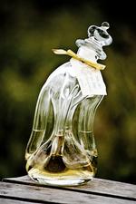 Fristelser. Her er det snaps på malurt, skovmærke og røllike, der pynter i flaskerne. 