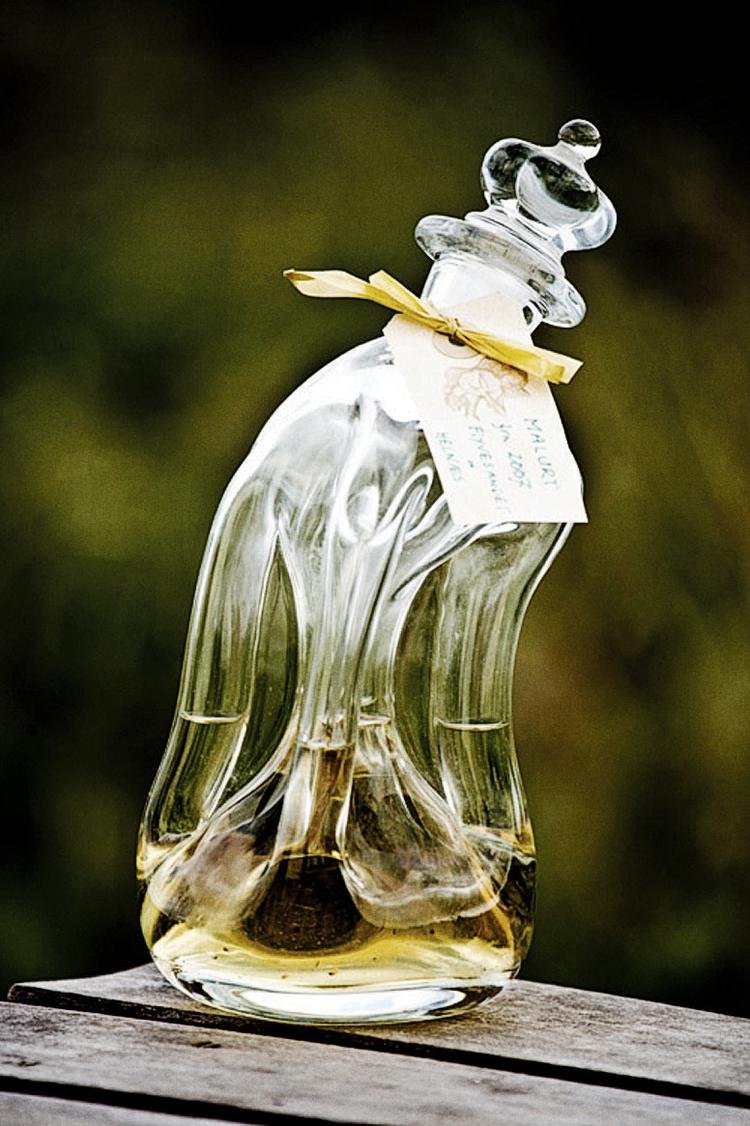 Fristelser. Her er det snaps på malurt, skovmærke og røllike, der pynter i flaskerne. 