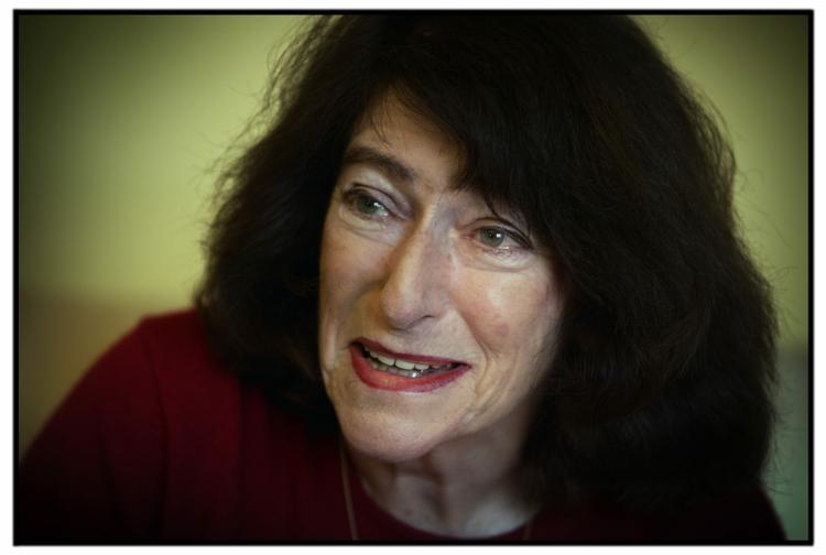 mareridt. Den polskfødte digter Janina Katz lider under velfærdssamfundets trang til evige behandlinger og forlængelse af livet. 