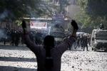 Kamp. Egyptiske sikkerhedsstyrker og demonstranter støde igen i dag sammen i nærheden af Tahrirpladsen i Kairo. 