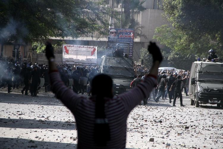 Kamp. Egyptiske sikkerhedsstyrker og demonstranter støde igen i dag sammen i nærheden af Tahrirpladsen i Kairo. 