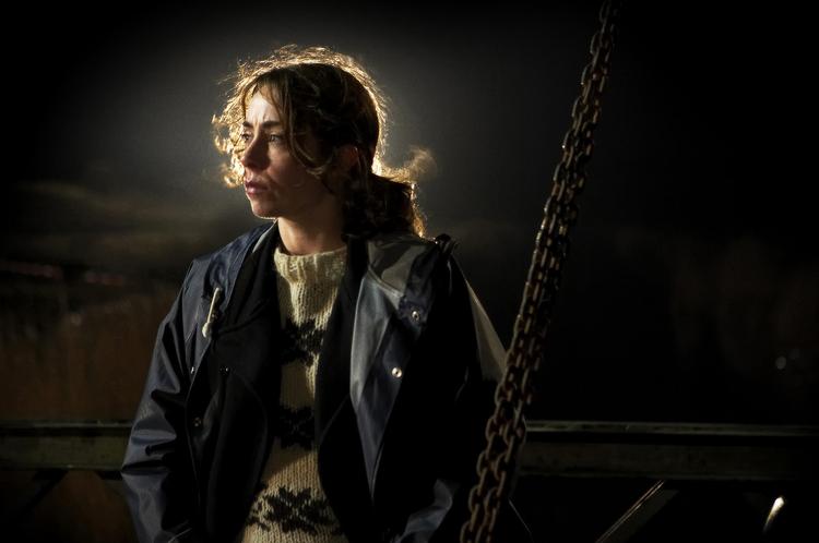 EN SWEATER SER RØDT. Sarah Lund ender med at tage sagen i egen hånd og soner dermed alle vore synder. Og med rollen som den mutte heltinde leverer Sofie Gråbøl en af sin karrieres mest imponerende præstationer. 