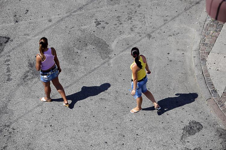 Handelsvare. Prostituerede i Istedgade i København. Regeringspartierne bøjede sig for Straffelovrådet og indfører ikke et forbud mod at købe sex på gaden. 