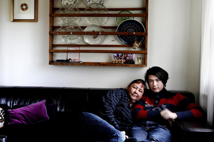 Sofahygge. Sebastian Halkjær er en af de mange teenagere, der ifølge en stor videnskabelig undersøgelse dropper at bo lige meget hos begge forældre. Han bor nu fast hos sin mor i Kregme i Frederiksværk, men ser sin far flere gange om ugen. 