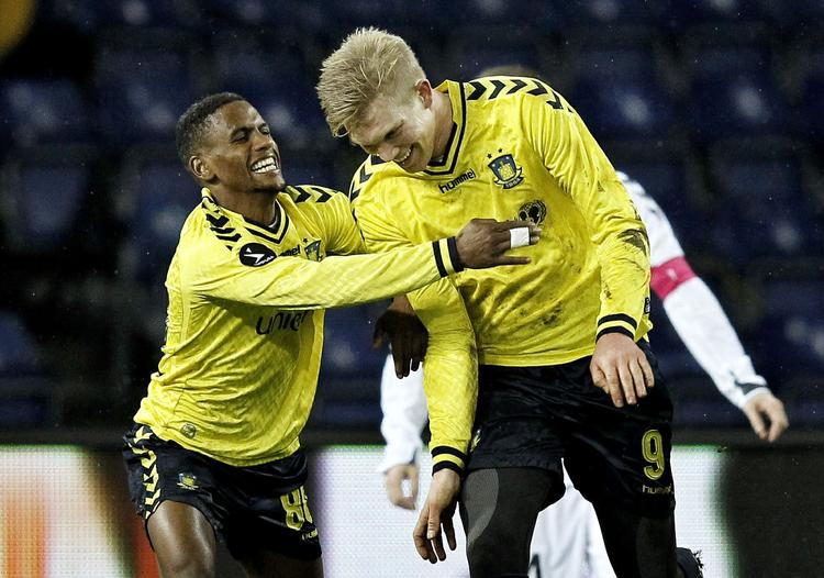glæde. Quincy Antipas og Simon Makienok Christoffersen jubler efter sidstnævntes mål mod Horsens. 