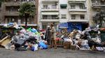 strejke. Affaldet flyder i den nordgræske by Thessaloniki som følge af en strejke blandt kommunalt ansatte. Billedet er fra i går. 
