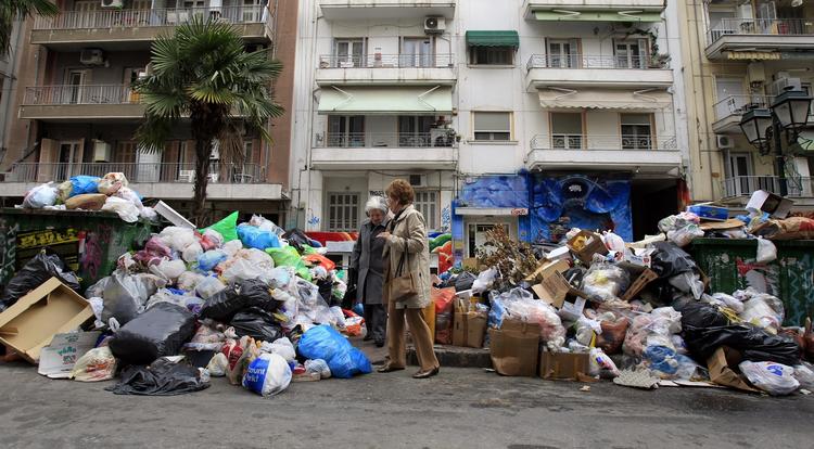 strejke. Affaldet flyder i den nordgræske by Thessaloniki som følge af en strejke blandt kommunalt ansatte. Billedet er fra i går. 