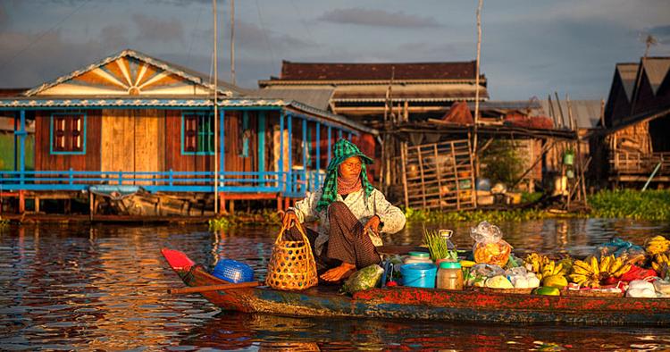 Overset. Alt for få turister besøger det fascinerende Cambodja. Her ses en sælger på et flydende marked ved byen Kampong Kleang. 