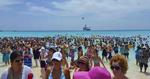 FOLKEFLOK. Med til et musikkrydstogt i Caribien hører naturligvis en koncert i strandkanten fulgt af forskellige vandlege, dirigeret af bandet. 