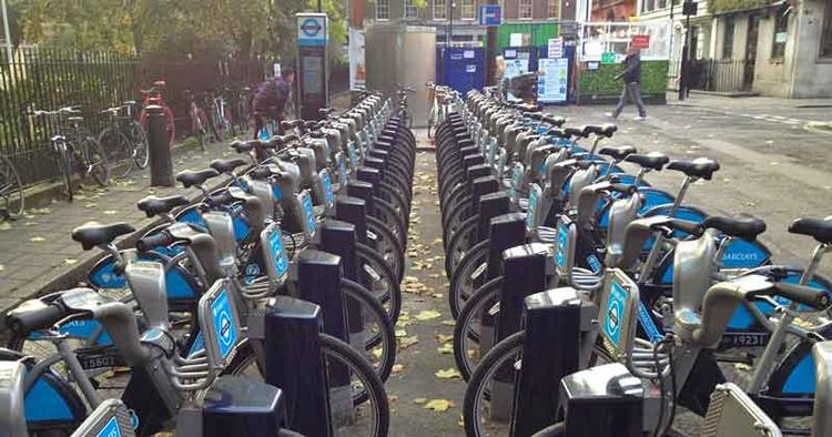 Urørt. Bycykler i London i snorlige rækker tæt på Oxford Street. Tilsyneladende ikke noget, hverken turister eller fastboende kaster sig over. 
