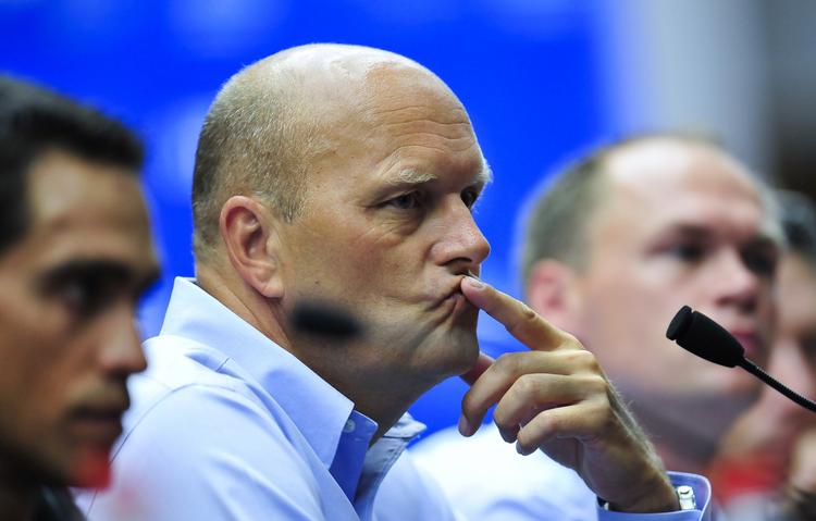 tvivlende. De mange dopingbeskyldninger fra tidligere ryttere har svækket den folkelige opbakning til Bjarne Riis. 