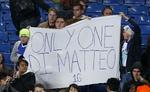 Hyldest. Den fyrede manager Roberto Di Matteo vandt Champions League med Chelsea, hvor han var chef i otte måneder. 