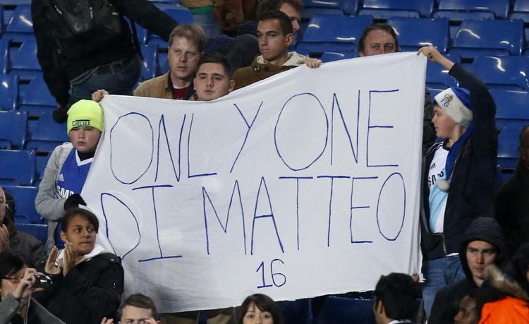 Hyldest. Den fyrede manager Roberto Di Matteo vandt Champions League med Chelsea, hvor han var chef i otte måneder. 
