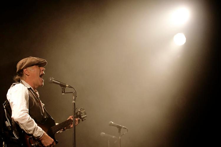 Hankat med hat. Han er blevet 67, men Kim Larsen kan stadig give  melankolien vinger, når han folder sine  følelser ud og lader indignationen ligge.  Her er han fanget under sidste års  vinterturné på Portalen i Greve. 